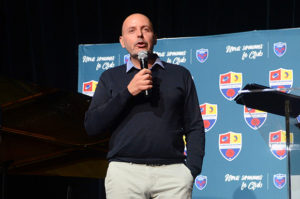 Manuel PANART, ancien dirigeant du Groupe Telenco, prend la parole à un événement du FCG dans ma ville, le fonds de dotation du FC Grenoble Rugby